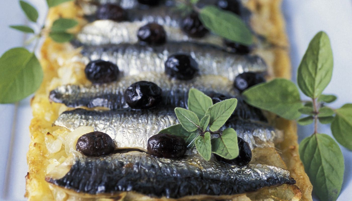 découvrez notre délicieuse recette de tarte aux sardines et citron, alliant des saveurs maritimes et une touche d'agrumes. parfaite pour un repas léger et savoureux, cette tarte est facile à préparer et plaira à toute la famille. idéale pour les pique-niques ou les repas estivaux.