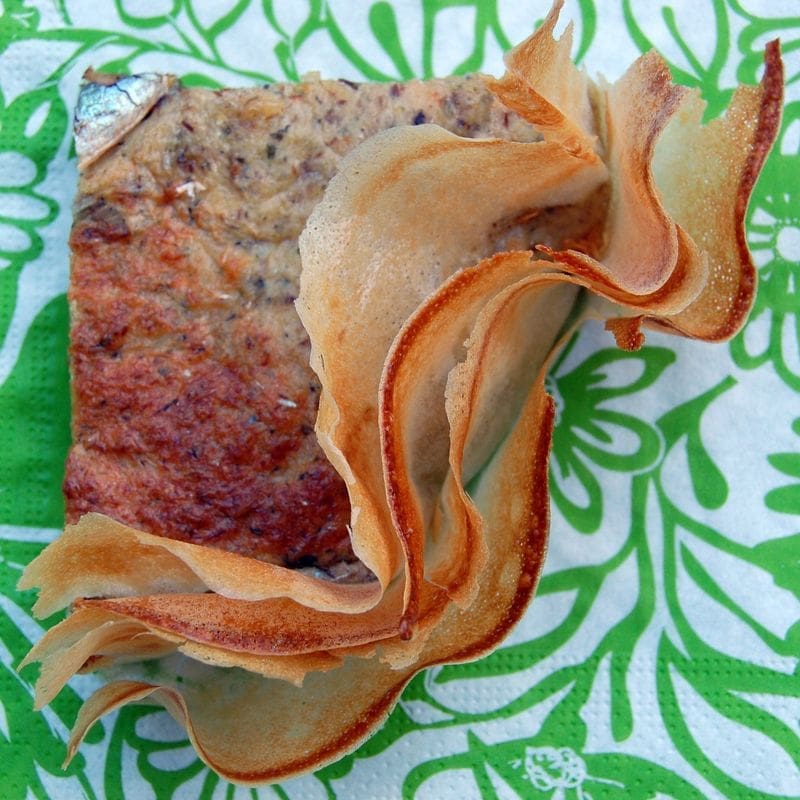 découvrez une délicieuse tarte aux sardines et au citron, alliant subtilement la richesse de la mer à la fraîcheur du citron. parfaite pour un repas léger ou un apéritif, cette recette savoureuse ravira les amateurs de fruits de mer et apportera une touche d'originalité à vos repas.