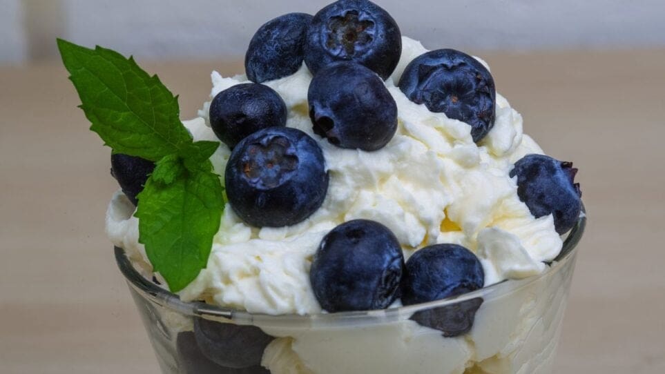 découvrez notre irrésistible tiramisu aux myrtilles, un dessert onctueux et fruité qui allie la douceur du mascarpone à l'acidité des myrtilles fraîches. parfait pour une touche de fraîcheur à la fin de vos repas!