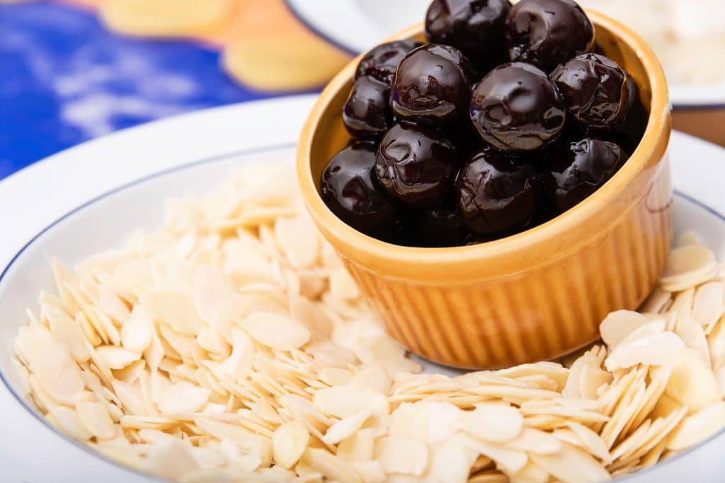découvrez l'origine de l'amarena, cette cerise italienne gourmande, et explorez ses nombreuses utilisations raffinées en cuisine pour sublimer desserts et recettes.