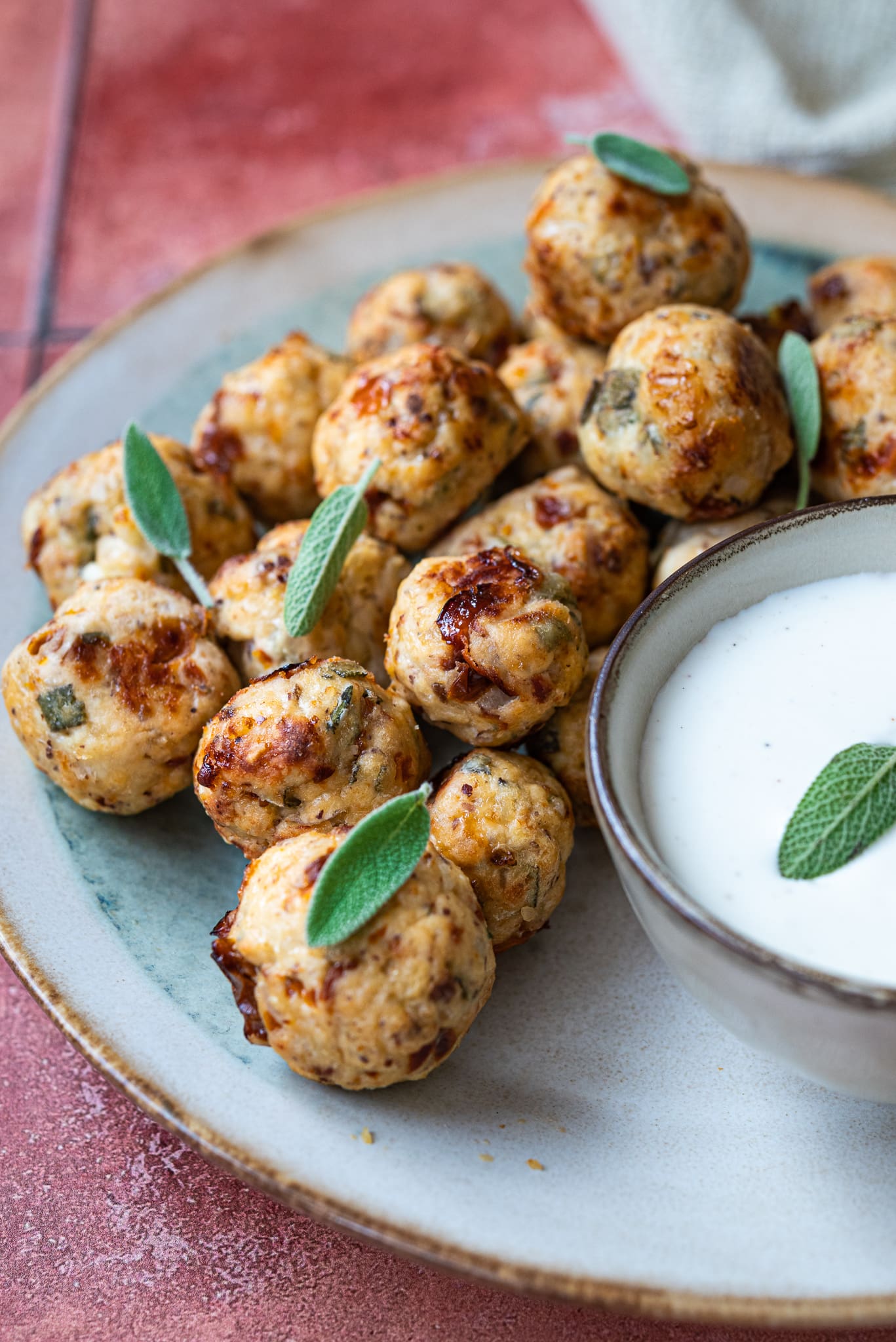 découvrez notre recette de boulettes de poulet savoureuses : tendres, parfumées et faciles à préparer. parfaites pour un repas convivial ou un apéritif gourmand, elles régaleront petits et grands !