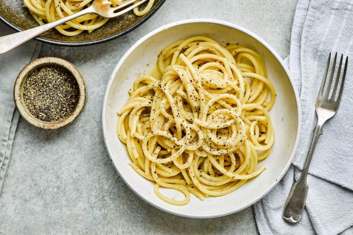 découvrez la polémique autour du célèbre plat italien cacio e pepe : origines, débats culinaires et astuces pour réussir cette recette iconique.