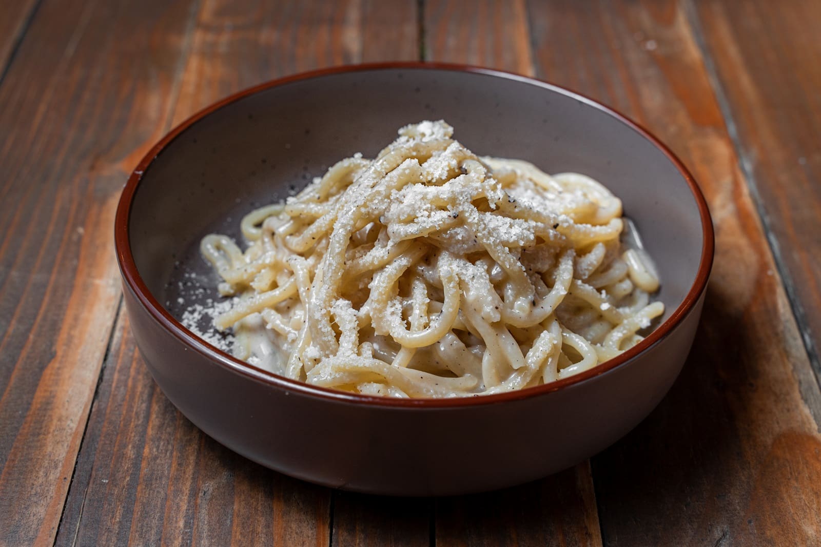 découvrez la polémique autour du célèbre plat italien cacio e pepe : origines, débats sur la recette authentique et avis des puristes. plongez dans l'histoire savoureuse de cette spécialité romaine qui divise les amateurs de cuisine.