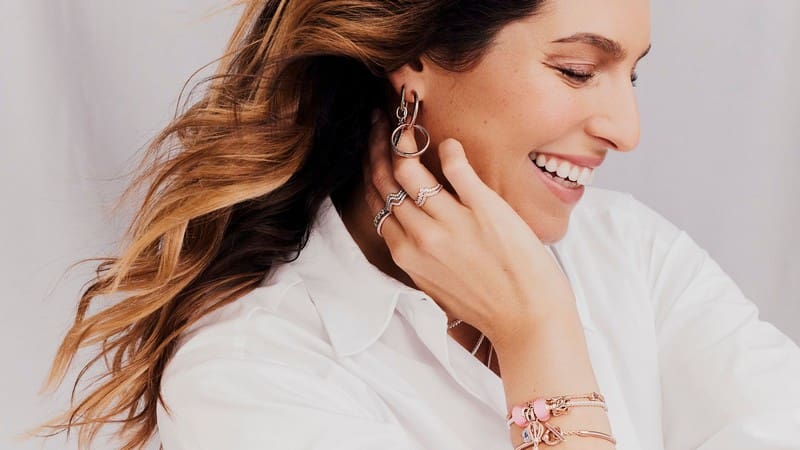 découvrez le charme naturel de laury thilleman, ancienne miss france et animatrice, à travers son parcours remarquable, son authenticité et son style inspirant qui séduisent le public.