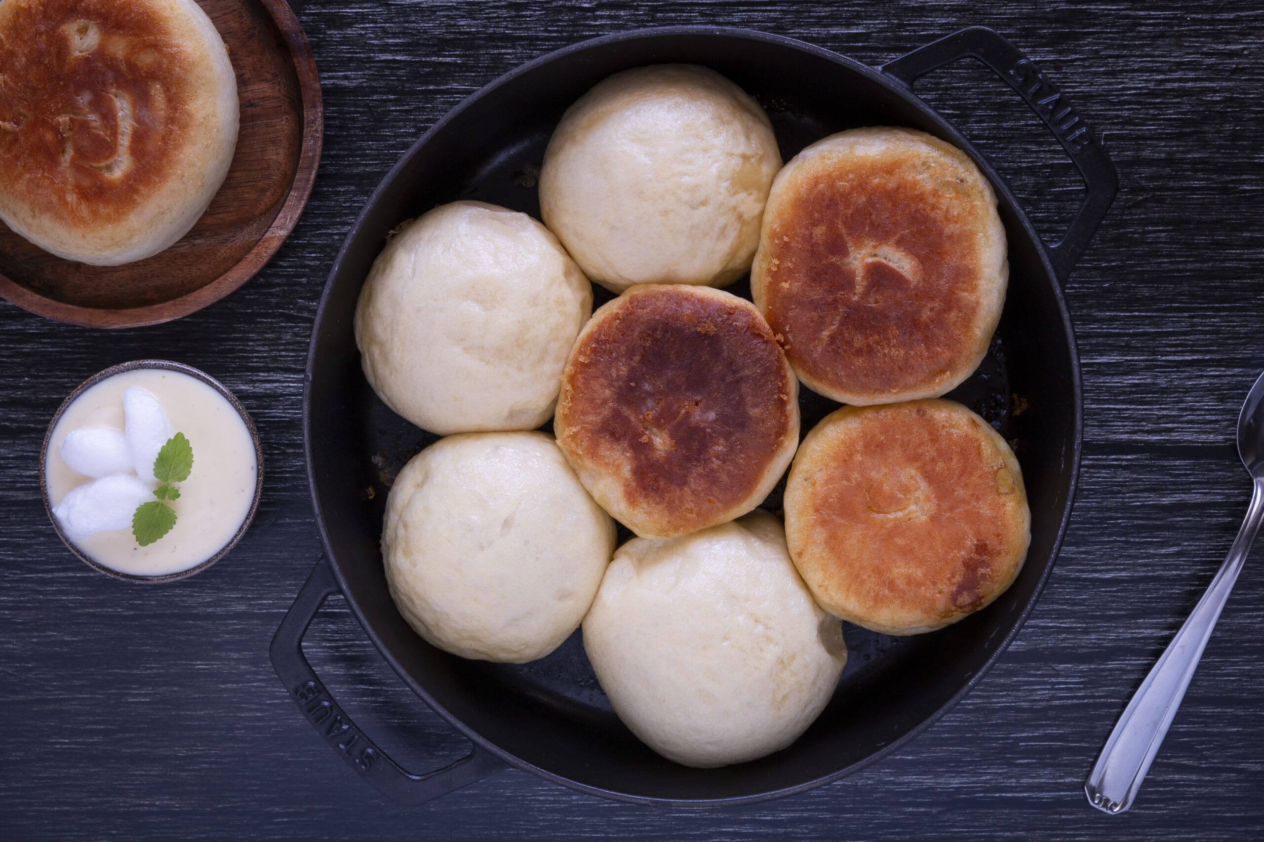 découvrez le dampfknepfle, un plat traditionnel alsacien à base de pâte à dumplings cuits à la vapeur, savoureux et réconfortant. parfait pour une expérience culinaire authentique, ce délice accompagne harmonieusement viandes et sauces. laissez-vous séduire par ses textures légères et sa préparation simple!