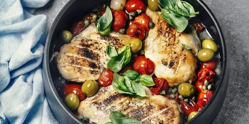 découvrez notre délicieuse recette d'escalopes de poulet nappées d'une sauce onctueuse au beurre, anchois et ail. un plat savoureux et facile à préparer pour sublimer votre repas en toute simplicité !
