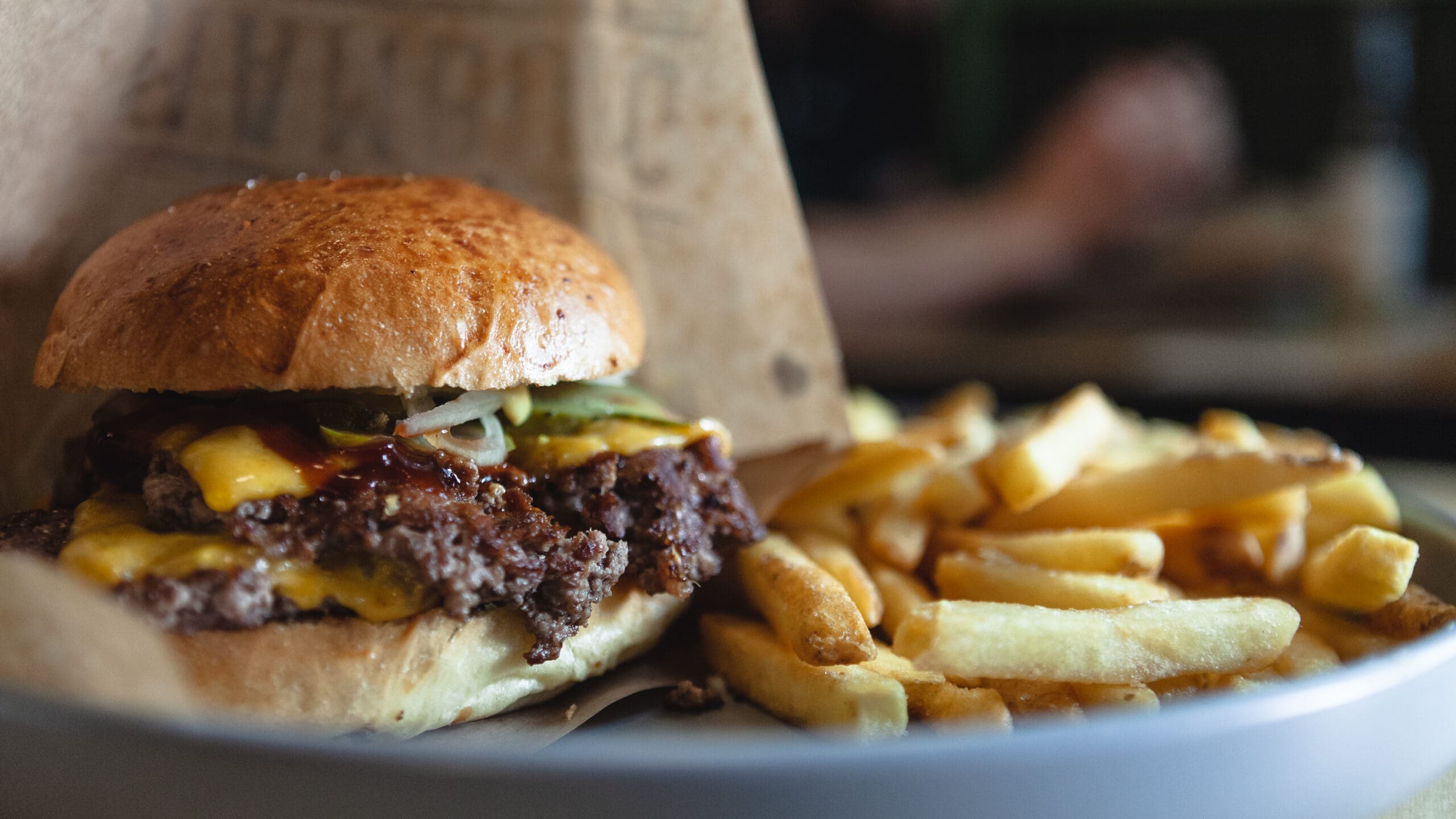 découvrez les délicieuses recettes de smashburger de george motz, le spécialiste américain du burger, pour réussir des burgers savoureux et croustillants chez vous. astuces, ingrédients et étapes faciles.