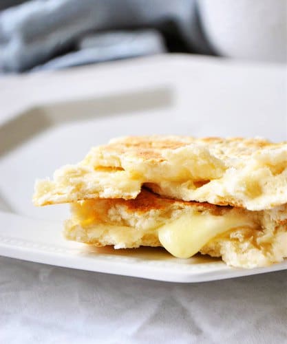 découvrez comment préparer un délicieux pain plat au fromage blanc, une recette simple et légère, parfaite pour accompagner vos repas ou à savourer en apéritif.