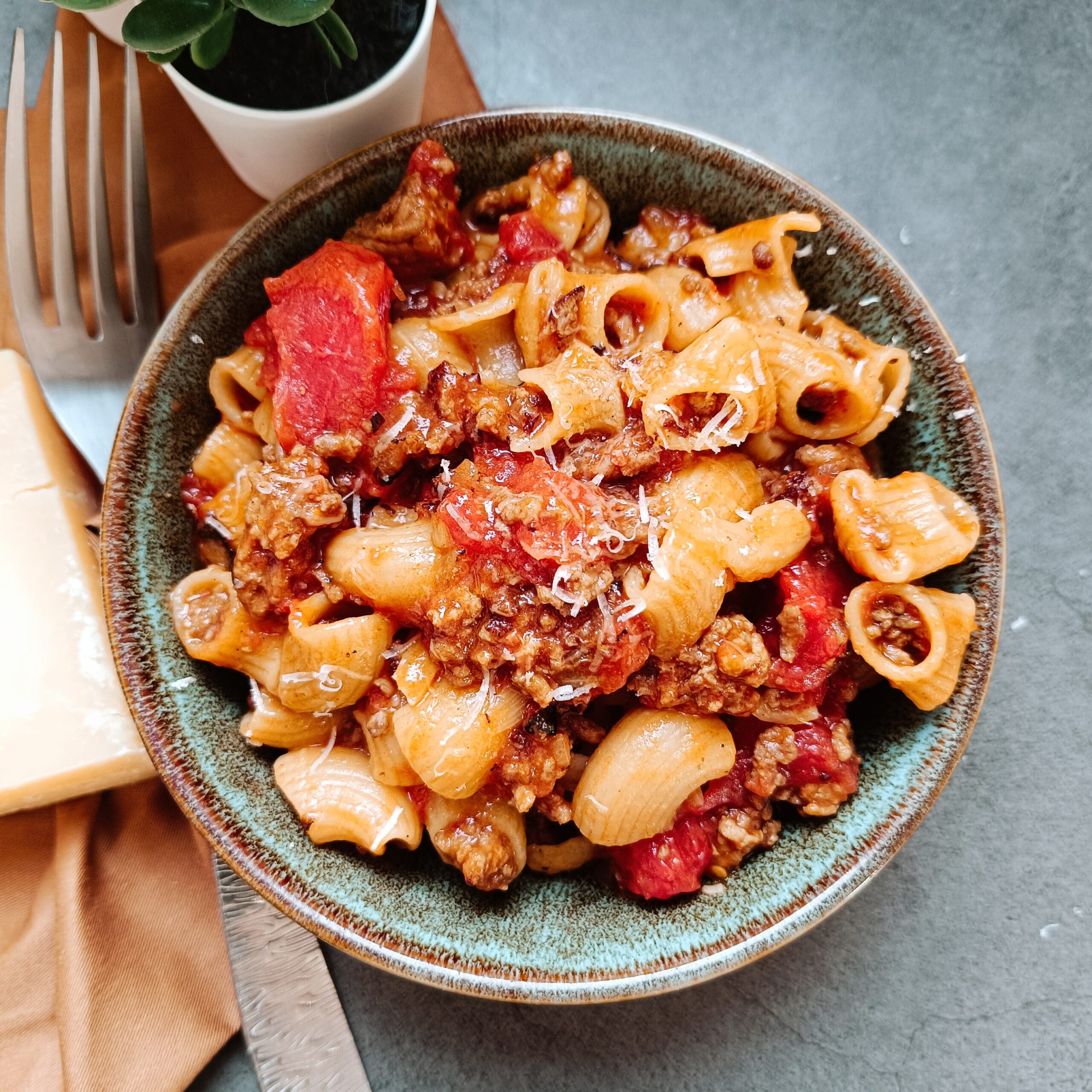 découvrez comment préparer facilement des pâtes one-pot savoureuses et rapides, avec une seule casserole. idéal pour un repas équilibré, convivial et sans vaisselle !