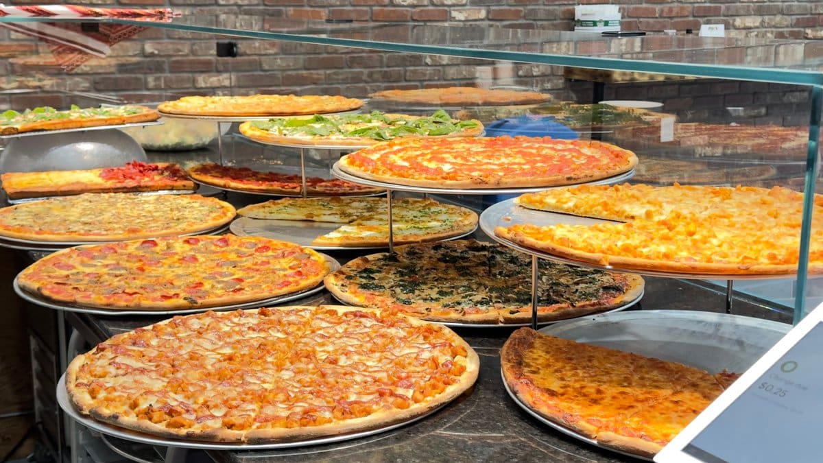 découvrez les pizzas new-yorkaises : une pâte fine et croustillante, des garnitures généreuses et des saveurs typiques de new york. idéal pour un voyage culinaire aux états-unis !