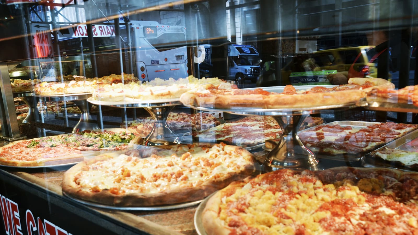 dégustez l’authenticité des pizzas new-yorkaises : pâte fine, garnitures généreuses et saveurs incomparables. découvrez la véritable pizza façon new york dans notre sélection.