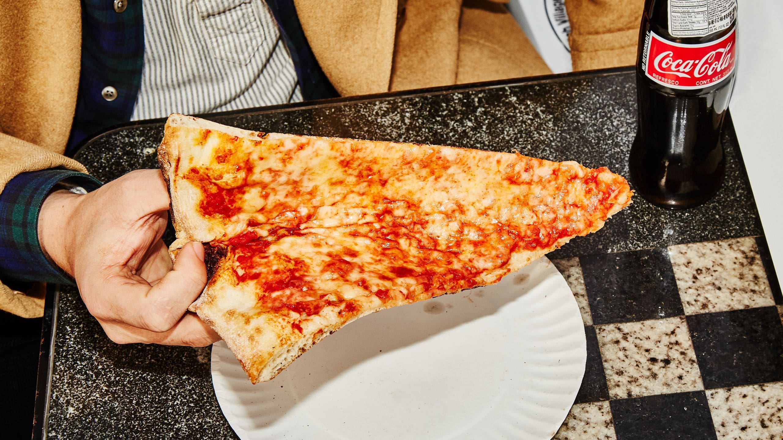découvrez les délicieuses pizzas new-yorkaises, célèbres pour leur pâte fine, leur garniture généreuse et leur goût authentique venu tout droit de new york.