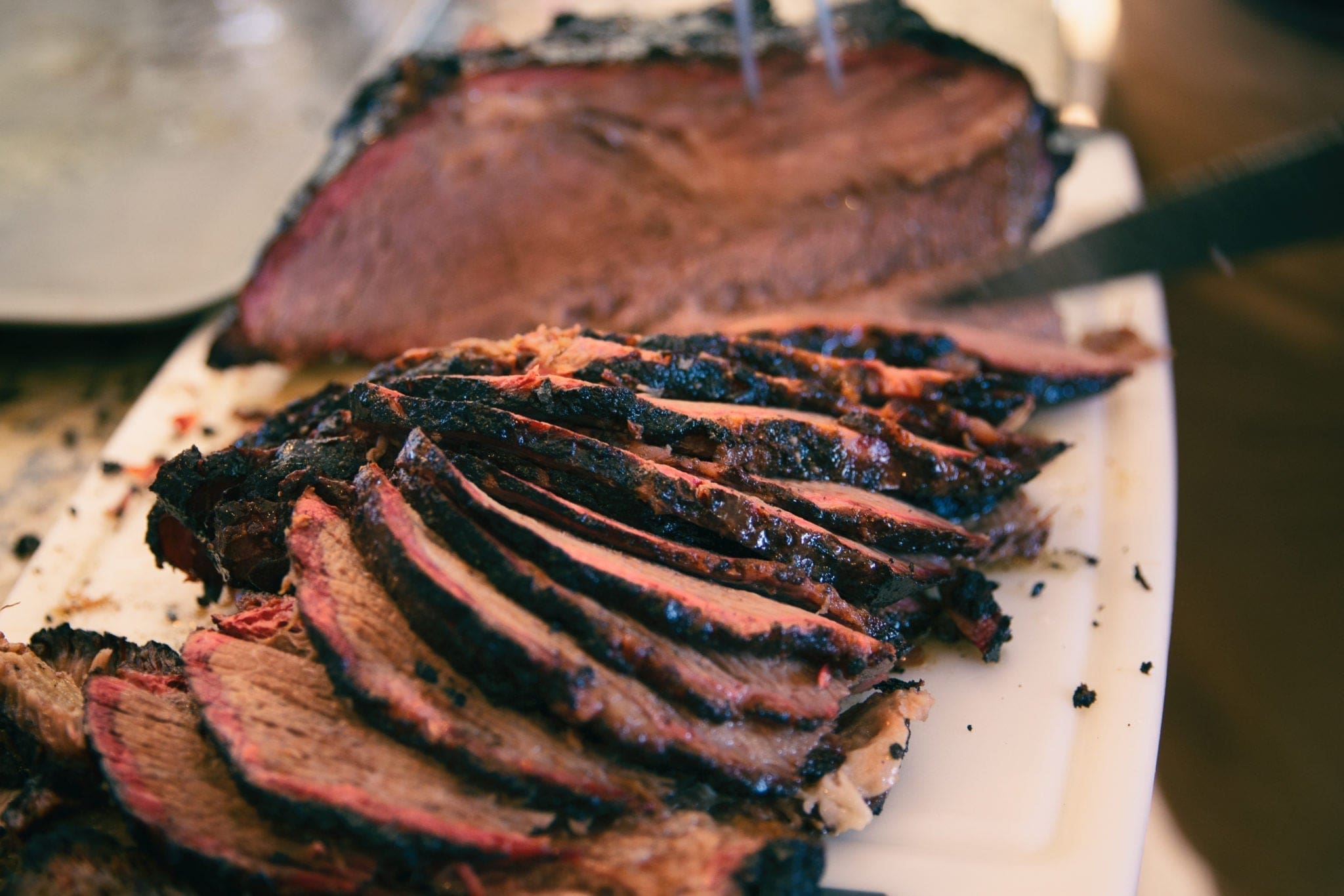 découvrez comment préparer une savoureuse poitrine de bœuf fumée, une recette tendre et parfumée idéale pour les amateurs de barbecue. astuces, temps de cuisson et conseils pour réussir votre plat à la perfection !