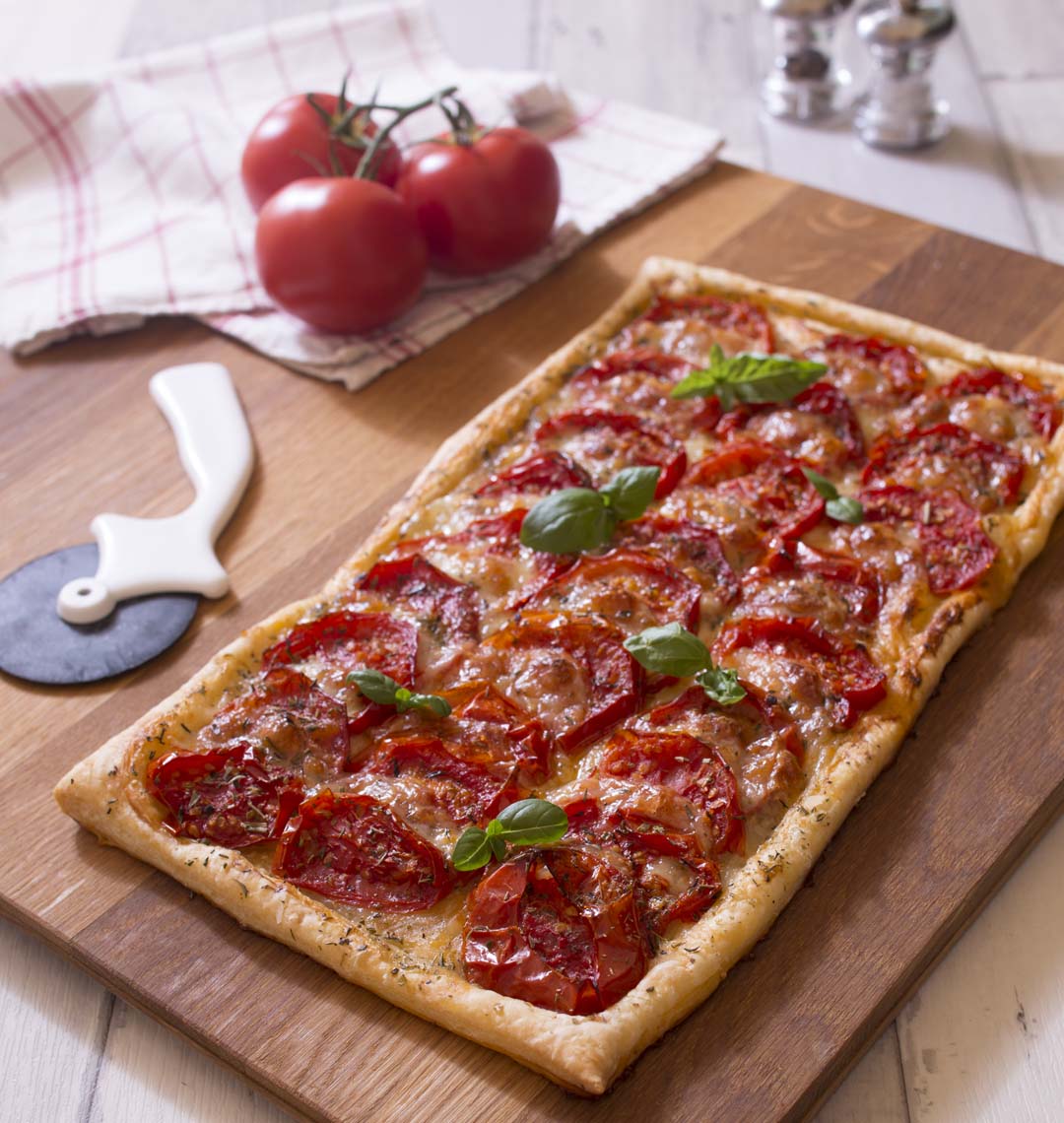 découvrez notre délicieuse recette de tarte à la tomate, facile et rapide à préparer. parfaite pour un dîner léger ou un pique-nique d'été, cette tarte allie saveur et simplicité avec des ingrédients frais.