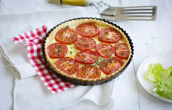 découvrez une délicieuse recette de tarte à la tomate, facile et rapide à préparer. parfaite pour un repas léger, plein de saveurs et idéale à partager en famille ou entre amis !