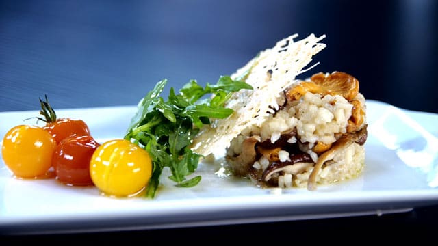découvrez notre savoureux risotto aux tomates confites, une recette facile et réconfortante qui allie la crémeux du riz à la douceur des tomates. parfait pour un repas en famille ou entre amis, ce plat coloré éveillera vos papilles avec ses saveurs méditerranéennes.