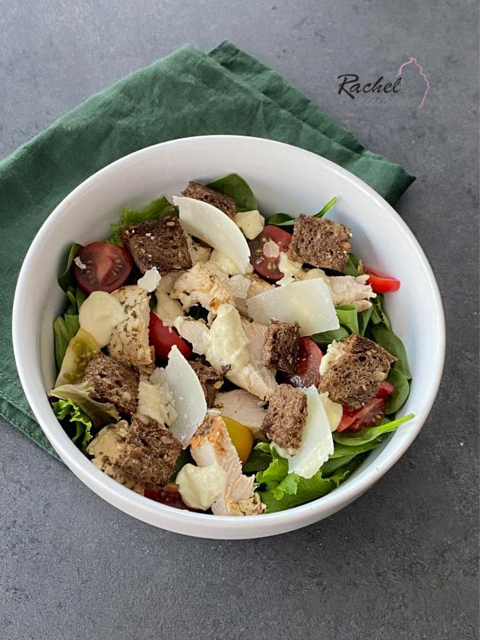 découvrez notre délicieuse salade césar estivale, un mélange frais et savoureux de laitue croquante, de poulet grillé, de croûtons dorés et d'une sauce crémeuse au parmesan. parfaite pour vos repas en plein air ou comme accompagnement léger pendant les chaudes journées d'été.