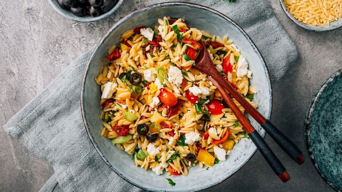 découvrez notre délicieuse recette de salade de pâtes, simple et rapide à préparer. parfaite pour un repas estival, un pique-nique ou un déjeuner léger et savoureux.