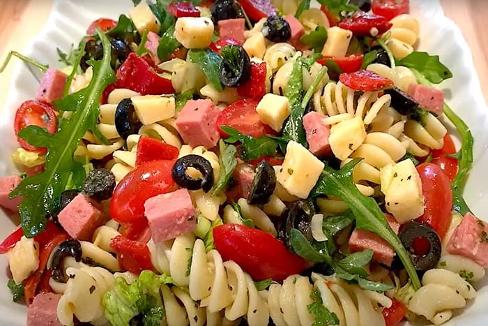 découvrez notre délicieuse recette de salade de pâtes, facile et rapide à préparer, idéale pour un repas frais et savoureux. parfaite pour l'été, à déguster en famille ou entre amis !