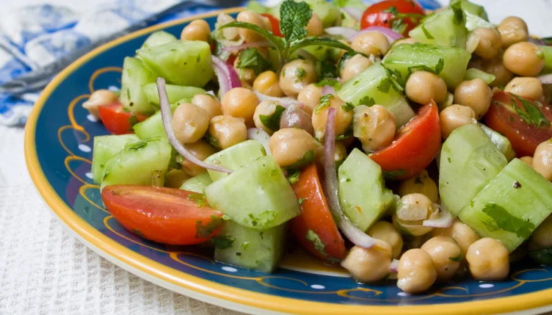 découvrez notre délicieuse salade de pois chiches néfertiti, un plat équilibré et riche en saveurs, parfait pour un repas léger ou un accompagnement raffiné. savourez la fusion d'ingrédients frais et sains qui évoque l'élégance de l'égypte ancienne.