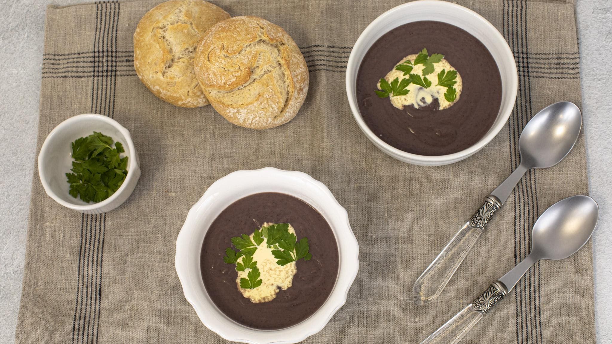 découvrez notre recette rapide de soupe aux haricots noirs prête en 20 minutes, riche en fibres avec 12g par portion. parfaite pour un repas sain, nourrissant et savoureux !