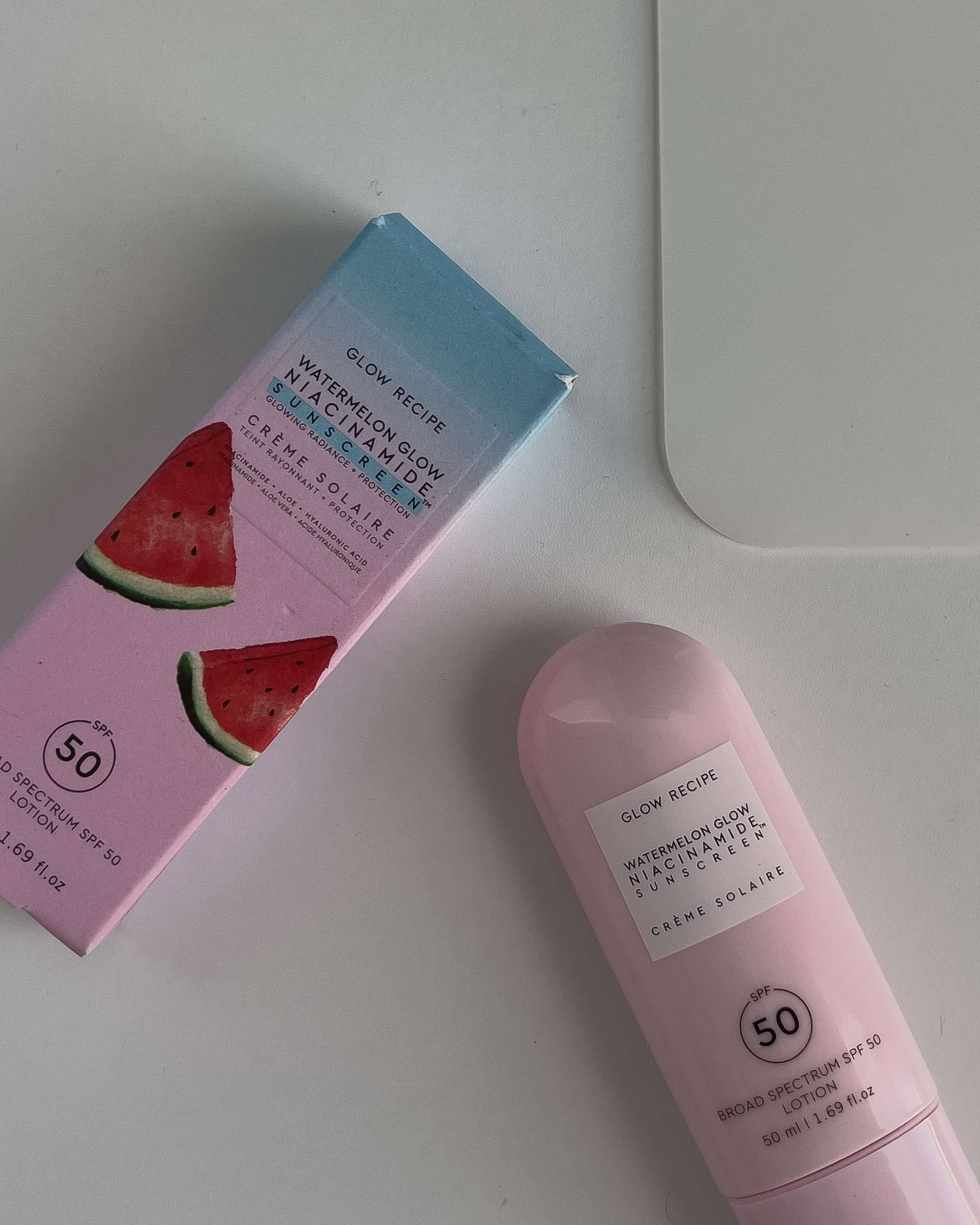 découvrez le stick solaire glow recipe : une protection efficace contre les uv dans un format pratique à emporter partout. formulé pour tous types de peau, il hydrate, protège et laisse un fini éclatant sans résidu gras.
