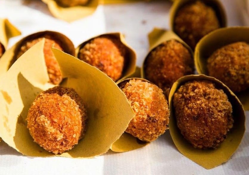 découvrez la recette authentique des supplì d'arcangelo dandini : de délicieux croquettes de riz romaines, enrobées de chapelure croustillante et garnies de mozzarella fondante. un incontournable de la street food italienne !