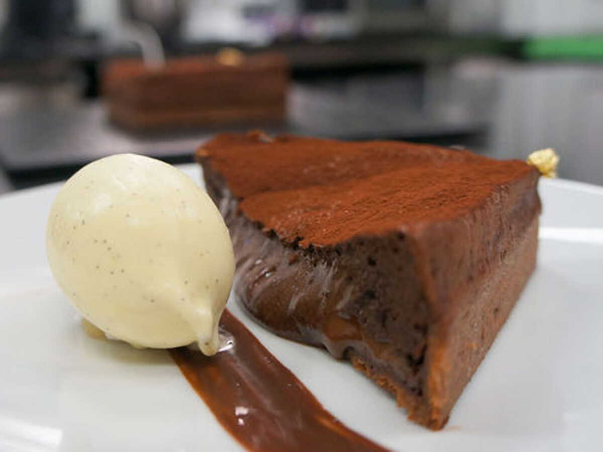 découvrez la délicieuse recette de la tarte au chocolat selon cédric grolet : une pâte croustillante, un chocolat intense et une présentation élégante pour un dessert raffiné qui ravira tous les gourmands.