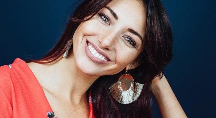 découvrez la beauté naturelle de delphine wespiser, miss france et animatrice engagée, à travers ses conseils bien-être, astuces écoresponsables et secrets d'une routine beauté authentique.