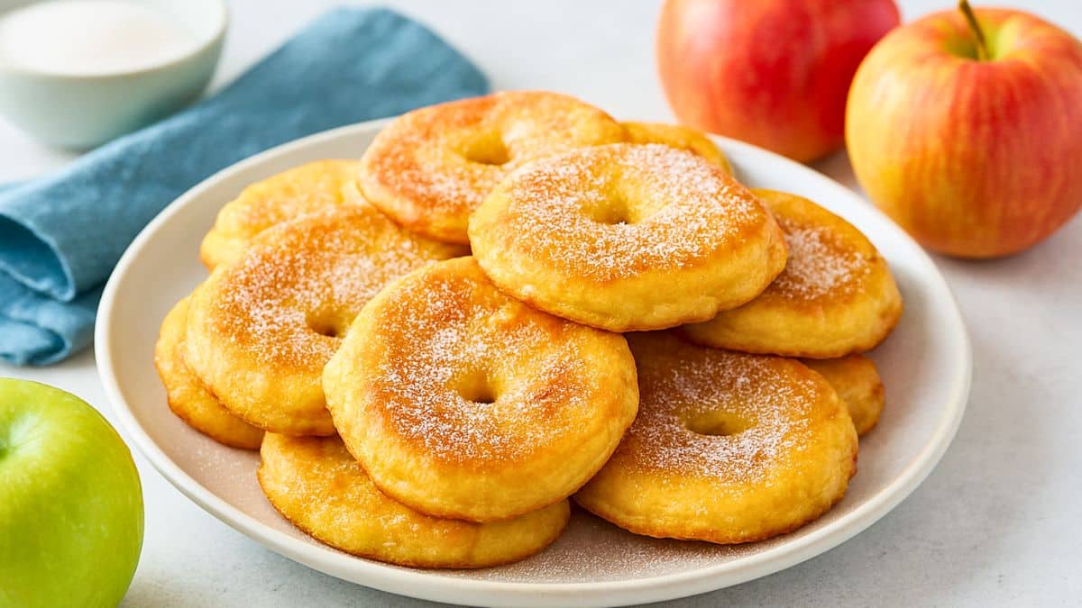 découvrez notre délicieuse recette de beignets aux pommes : des morceaux de pommes enrobés d’une pâte légère et dorée, frits à la perfection. parfait pour un dessert gourmand ou une pause sucrée !