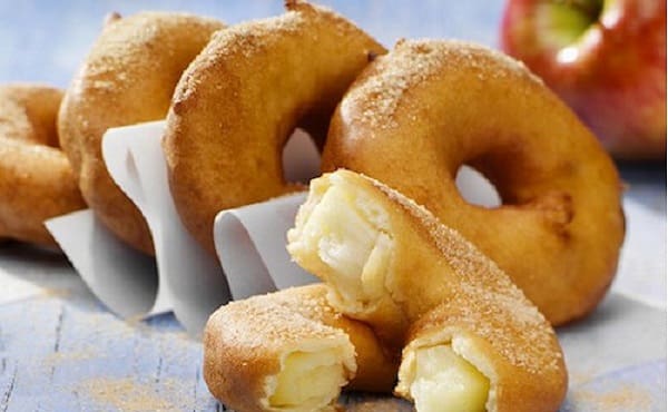 découvrez notre délicieuse recette de beignets aux pommes, moelleux et gourmands. faciles à préparer, ces beignets sont parfaits pour un goûter ou un dessert fruité et convivial.