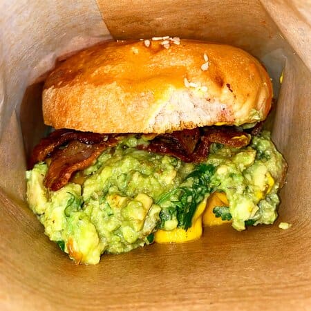 découvrez nos délicieux burgers au poulet accompagnés d'un savoureux guacamole maison. une recette gourmande et originale pour régaler vos papilles lors d'un repas convivial.