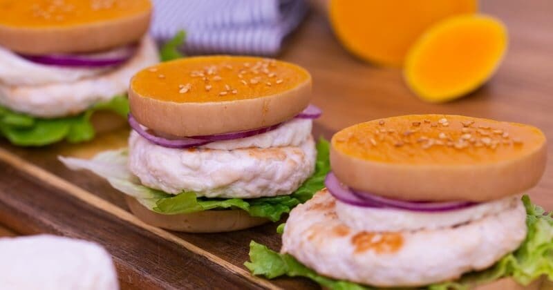 découvrez notre recette gourmande de burgers au poulet avec du guacamole fait maison, pour un repas savoureux et plein de fraîcheur. facile à préparer, idéal pour un dîner convivial !