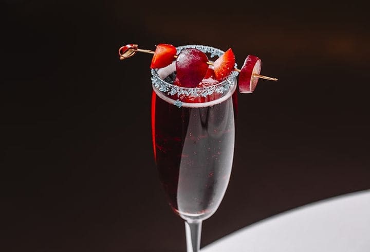 découvrez comment préparer un cocktail raffiné mêlant rhum et champagne, une alliance parfaite pour sublimer vos soirées et surprendre vos invités avec une boisson pétillante et exotique.