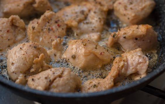 découvrez une recette automnale savoureuse de poulet poêlé, parfaite pour vos dîners réconfortants. facile et rapide à préparer, ce plat met en valeur les saveurs de la saison.