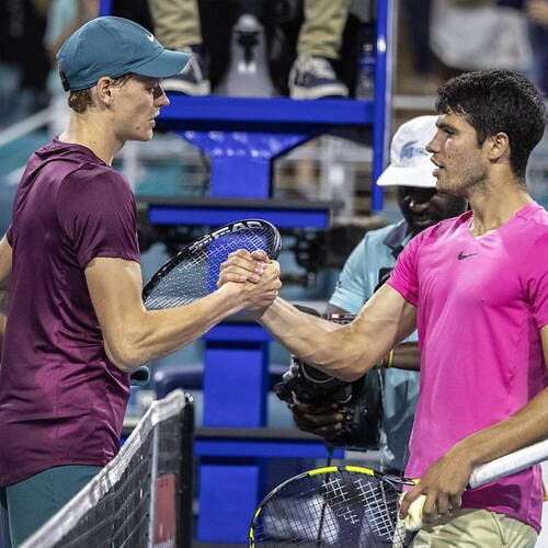 revivez la finale entre alcaraz et sinner : analyse du match, moments forts, statistiques et résultats. découvrez qui a triomphé dans cette confrontation épique du tennis mondial.