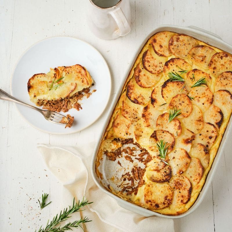découvrez notre recette de hachis parmentier lent, un plat convivial à base de viande mijotée et de purée de pommes de terre, parfait pour un repas réconfortant et gourmand à partager en famille.