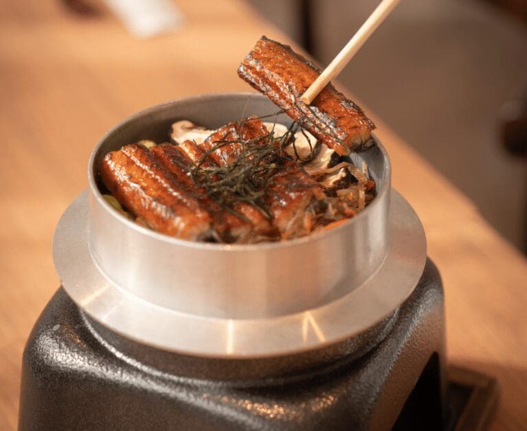 découvrez kamameshi chef wai, un restaurant japonais proposant des plats traditionnels de kamameshi préparés avec des ingrédients frais et une touche d’authenticité. réservez dès maintenant pour une expérience culinaire inoubliable !