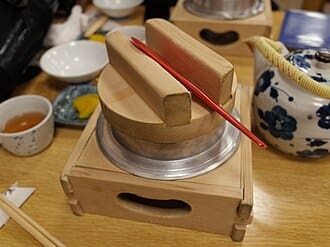 découvrez kamameshi chef wai, un chef passionné qui vous fait voyager à travers la cuisine japonaise authentique avec ses délicieux plats de riz mijoté servis dans la tradition du kamameshi.