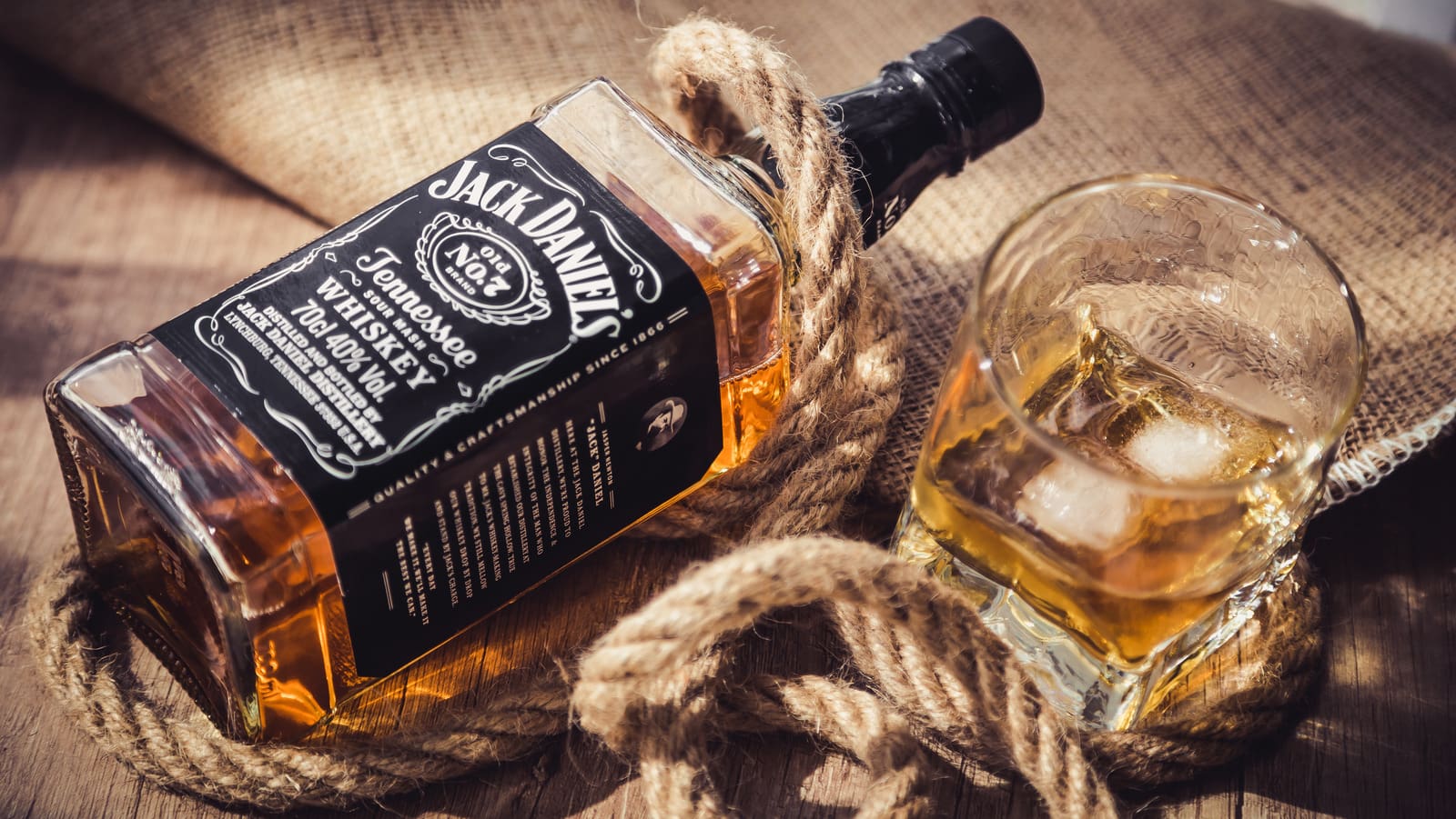 découvrez comment jack daniel’s a bâti son leadership emblématique à travers des stratégies innovantes, une culture d’entreprise forte et un engagement envers la qualité et l’authenticité.