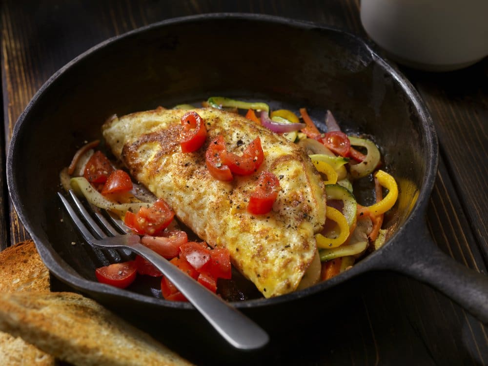 découvrez notre délicieuse omelette croquante : une recette simple et rapide pour un repas savoureux, agrémenté d'ingrédients frais et croustillants qui raviront vos papilles.