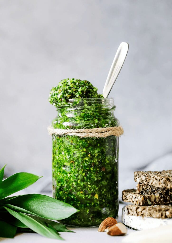 découvrez comment préparer un pesto maison savoureux et authentique avec des ingrédients frais. suivez notre recette facile pour sublimer vos pâtes, salades ou tartines.