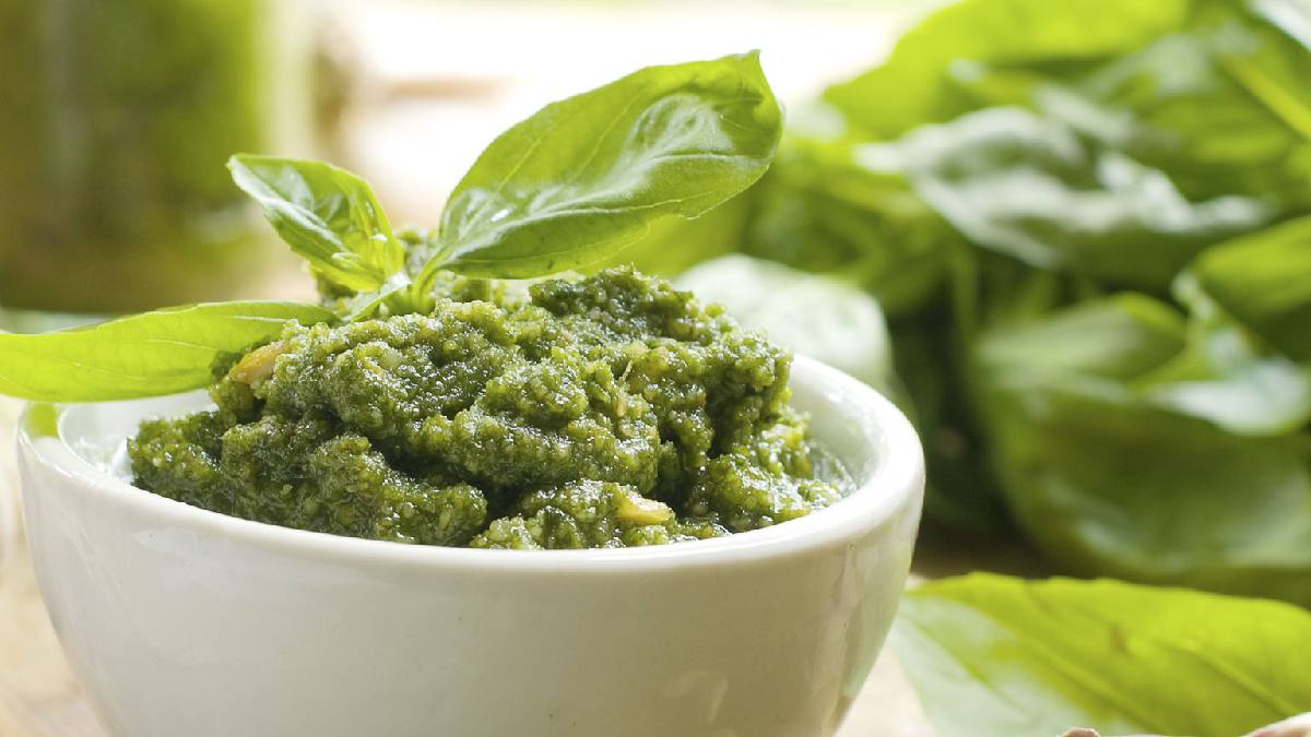 découvrez comment préparer un pesto maison savoureux en quelques minutes avec des ingrédients frais. idéal pour accompagner vos pâtes, salades ou tartines. recette facile et rapide !