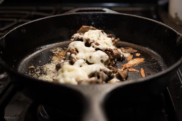 découvrez la recette savoureuse du philly bulgogi, un délicieux sandwich qui allie la tendreté du bœuf mariné à la coréenne et le fondant du fromage façon philly. parfait pour un repas original et gourmand !