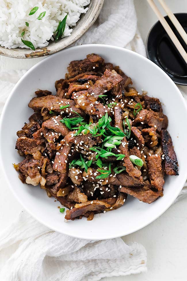 découvrez le philly bulgogi, un délicieux sandwich fusion alliant la tendreté du bœuf coréen mariné à la façon bulgogi et le classique sandwich philly, garni de fromage fondant et de légumes croquants. idéal pour un repas savoureux et original !