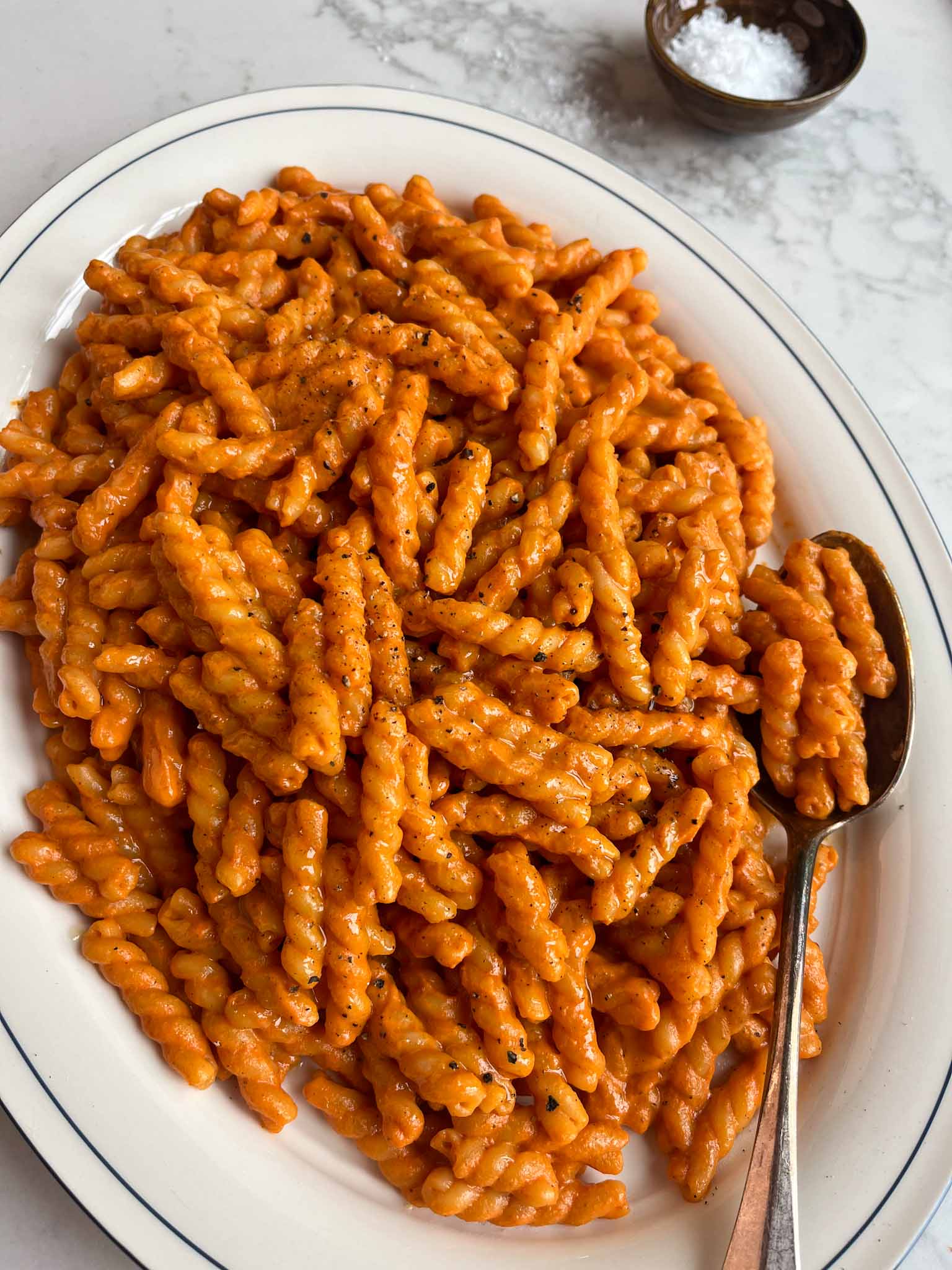 découvrez une délicieuse recette de pâtes crémeuses prête en quelques minutes avec seulement 5 ingrédients simples. idéal pour un dîner rapide et savoureux !
