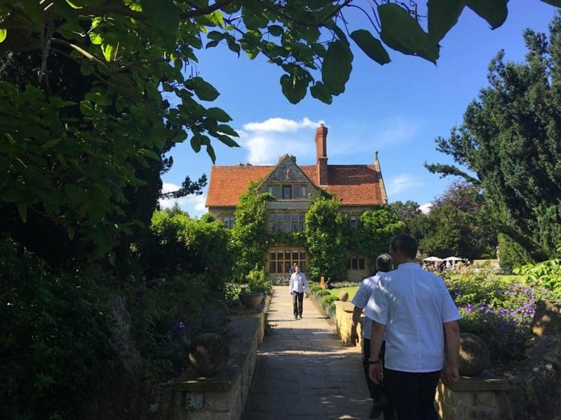 découvrez les délicieuses recettes inspirées du jardin de raymond blanc. profitez de plats frais, simples et gourmands, concoctés avec des ingrédients de saison directement cueillis du potager.