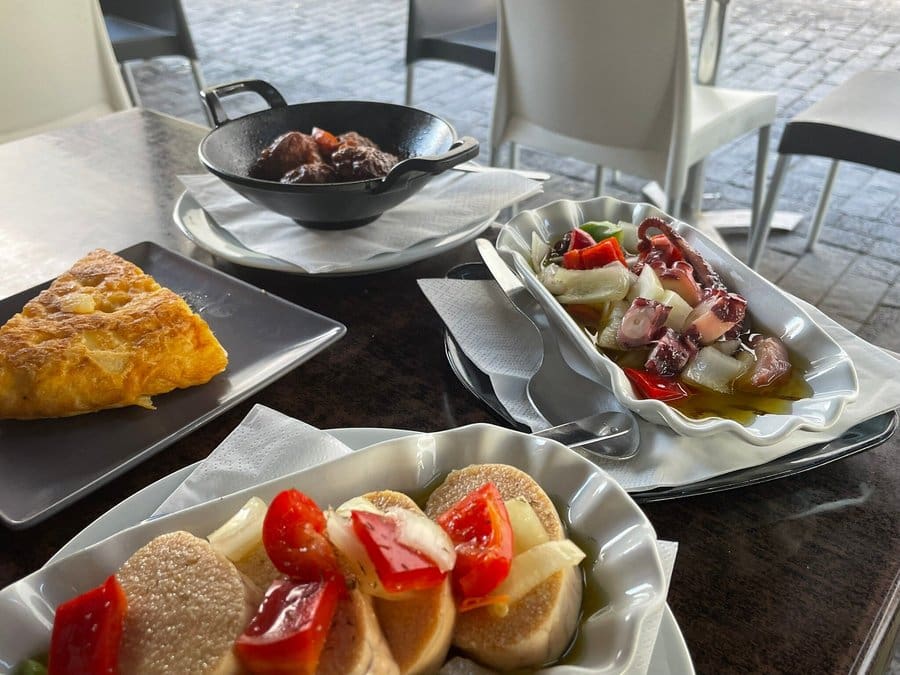découvrez les saveurs authentiques de lanzarote avec notre recueil de recettes. plats traditionnels, ingrédients locaux et astuces pour cuisiner comme sur l’île des canaries. idéal pour les amoureux de la cuisine et du voyage !