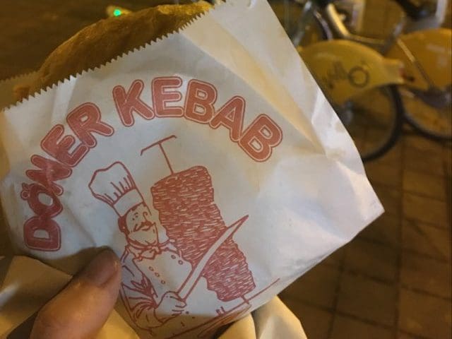 découvrez pourquoi la demande de brevet concernant le döner kebab a été refusée, les raisons juridiques derrière cette décision et son impact sur l'industrie de la restauration rapide.