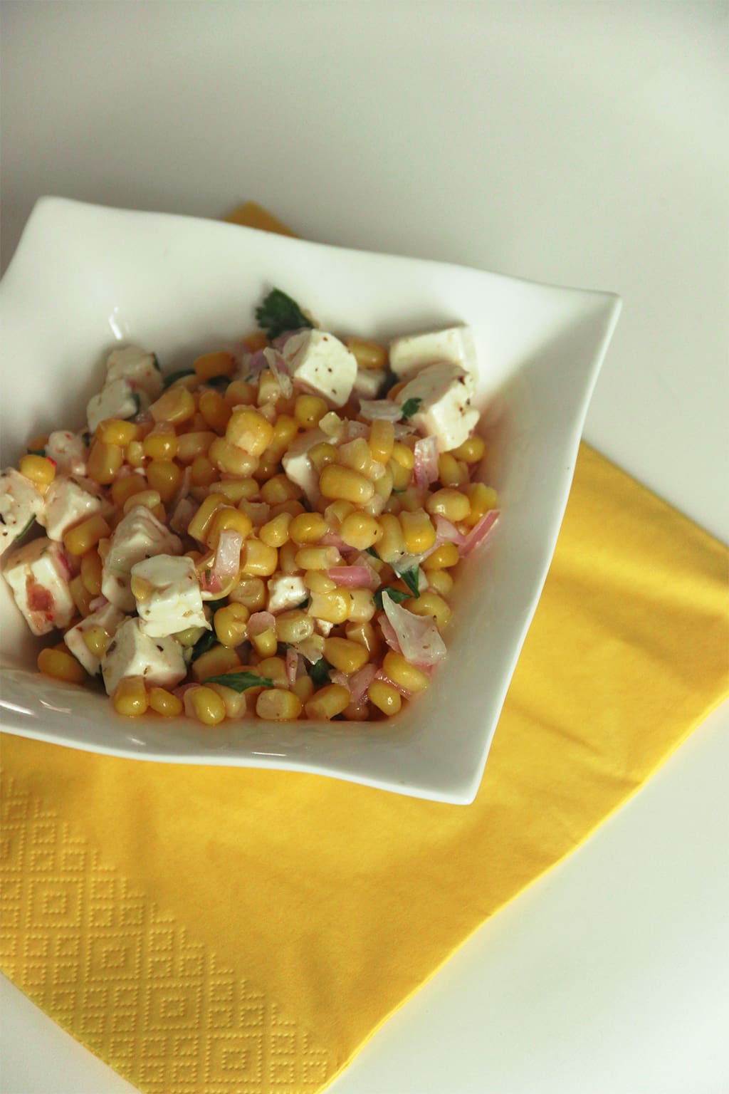 découvrez notre délicieuse salade maïs mexicaine : un mélange coloré de maïs, haricots noirs, poivrons et épices pour une touche exotique et fraîche, idéale en accompagnement ou plat principal.